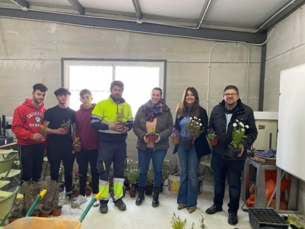 La alcaldesa de Montefrío hace entrega de las plantas al alumnado (AYTO. MONTEFRÍO) La alcaldesa de Montefrío hace entrega de las plantas al alumnado (AYTO. MONTEFRÍO)