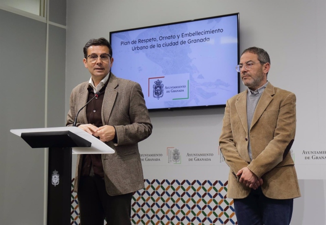 rueda de prensa del alcalde de Granada, Francisco Cuenca, y el concejal de Urbanismo y Obra Pública, Miguel Ángel Fernández Madrid (AYUNTAMIENTO DE GRANADA) 