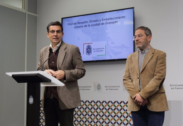 rueda de prensa del alcalde de Granada, Francisco Cuenca, y el concejal de Urbanismo y Obra Pública, Miguel Ángel Fernández Madrid (AYUNTAMIENTO DE GRANADA) 
