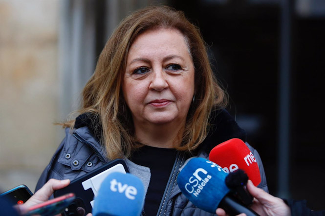 La exdirectora de la Alhambra María del Mar Villafranca atiende a los medios antes de entrar en la Audiencia de Granada para el juicio por el caso audioguías (ÁLEX CÁMARA-EUROPA PRESS)