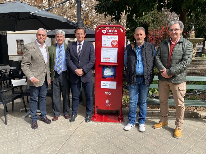 Desfibrilador en la Plaza de los Campos (AYUNTAMIENTO DE GRANADA) 
