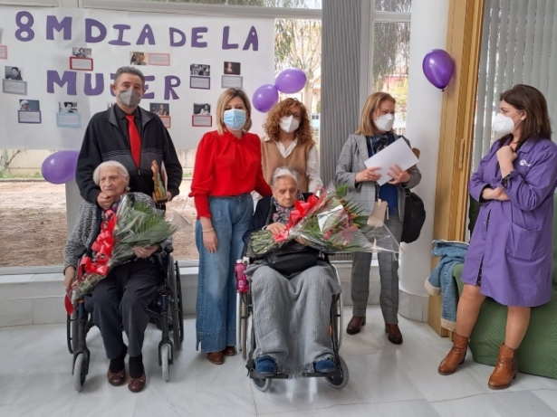 La concejala de Igualdad junto a dos de las mujeres que serán homenajeadas (AYTO. VEGAS DEL GENIL)