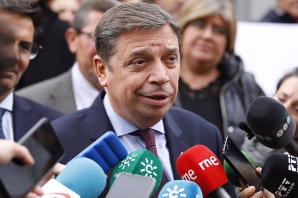 Luis Planas atiende a los medios a las puertas de Merca80 en Granada (ÁLEX CÁMARA - EUROPA PRESS)