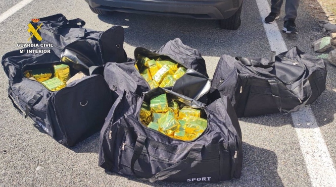 Hachís incautado tras un control en La Mamola (GUARDIA CIVIL)