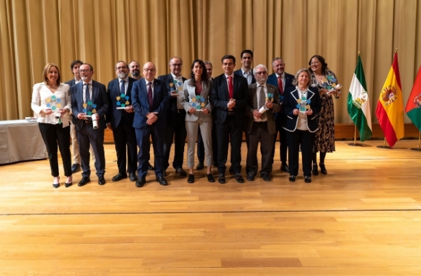Foto de familia de los galardonados (AYTO., GRANADA) 
