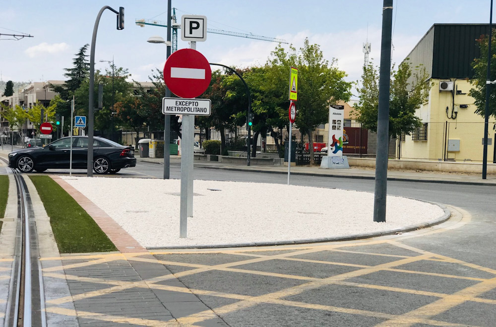 Glorieta por donde pasa el metro en Albolote (JUNTA) 