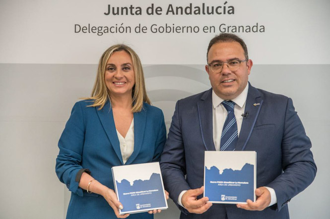 Marífrán Carazo junto al alcalde de Almuñécar (JUNTA)