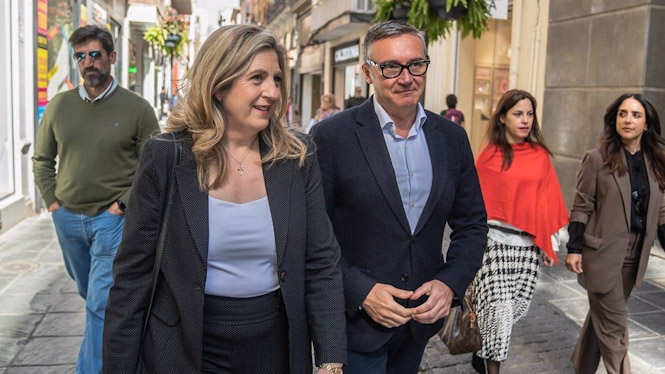 Visita de Vox en el centro de Granada (VOX)