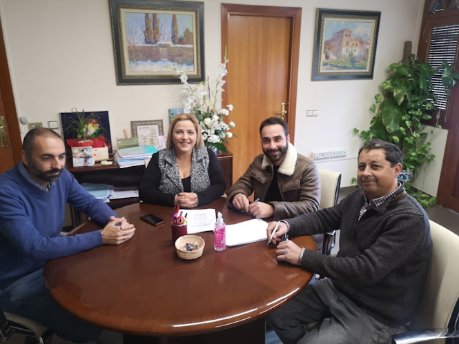 La alcaldesa y el concejal de Educación firman el acta de comienzo de las obras (AYTO. LA ZUBIA)