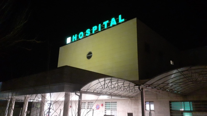 Hospital de Baza iluminado de amarillo (JUNTA)