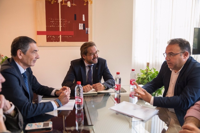 Imagen de archivo de una reunión de la Junta en Granada con el secretario general de Agua de la Consejería de Agricultura, Pesca, Agua y Desarrollo Rural, Ramiro Ángulo (JUNTA) 