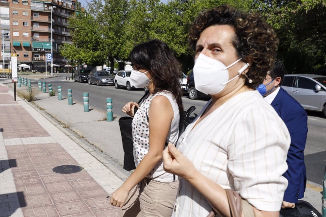 Juana Rivas acudiendo al Centro de Inserción Social Matilde Cantos en 2021 junto a Francisca Granados (ÁLEX CÁMARA / EUROPA PRESS) 