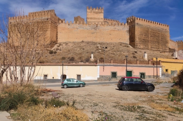 Imagen del solar (IU) Imagen del solar (IU)