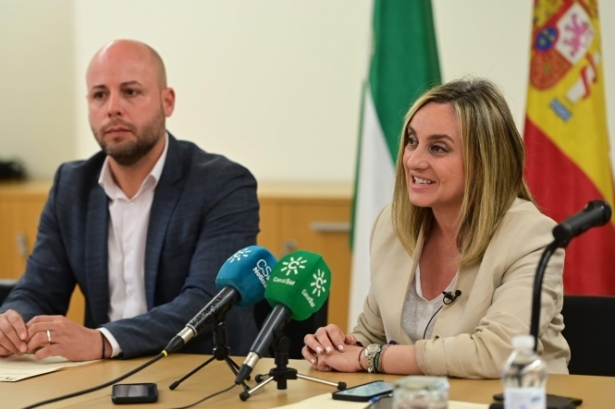 La COnsejera de Fomento, Marifrán Carazo, junto al Alcalde de Ogíjares (JUNTA)