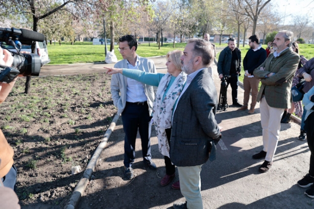 Imagen de la visita a la plantación de árboles (JAVIER ALGARRA / AYUNTAMIENTO)
