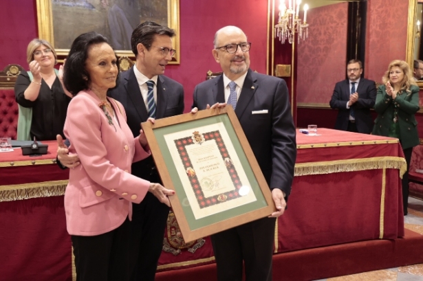 Entrega del título de hijo adoptivo a Francisco de Icaza (JAVIER ALGARRA / AYUNTAMIENTO)
