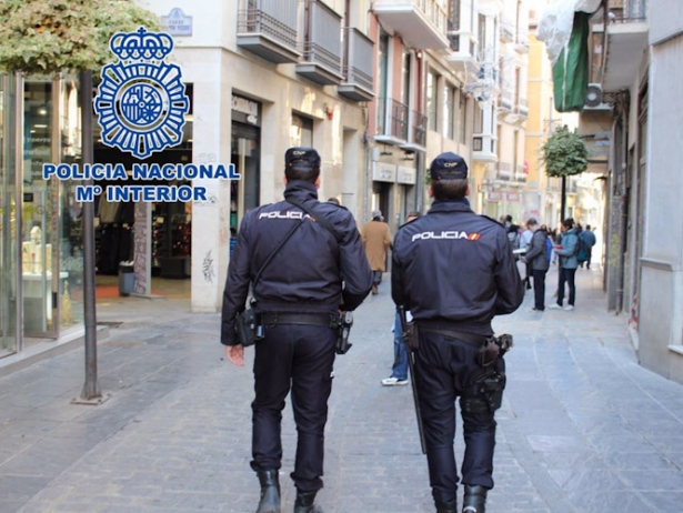 Patrulla policial en Granada (POLICÍA NACIONAL) Patrulla policial en Granada (POLICÍA NACIONAL)