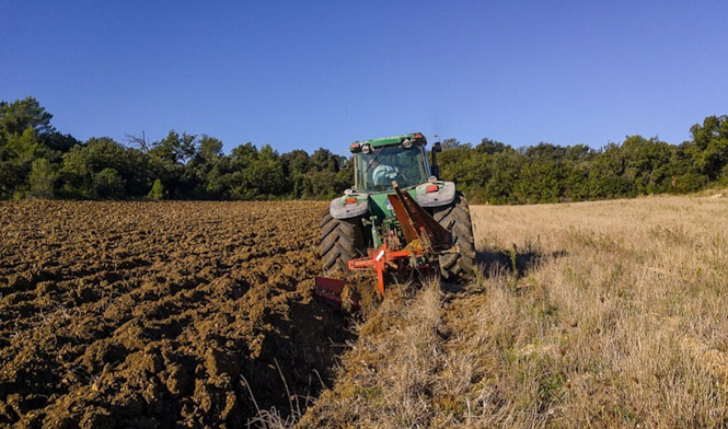 Tractor arando en el campo (EMERGENCIAS 112 ANDALUCÍA)