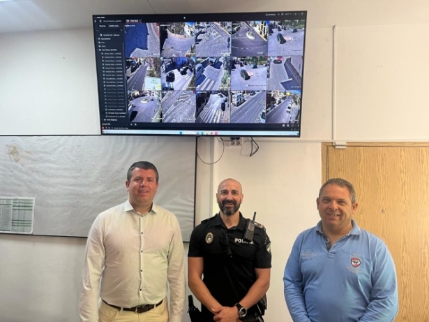 El alcalde y el concejal junto al jefe de la Policía Local de Monachil en el centro de control (AYTO. MONACHIL) 