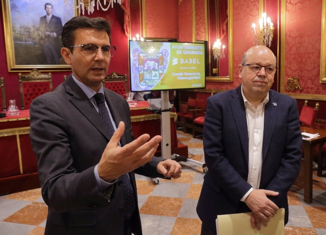 El alcalde de Granada, Francisco Cuenca, con el edil Francisco Herrera, en imagen de archivo (AYUNTAMIENTO) 