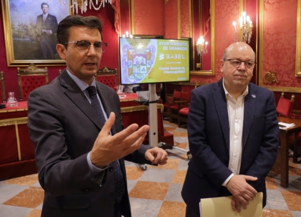 El alcalde de Granada, Francisco Cuenca, con el edil Francisco Herrera, en imagen de archivo (AYUNTAMIENTO) 