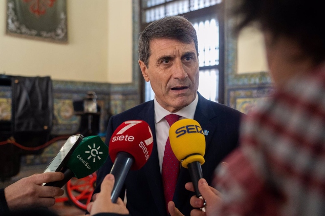El delegado del Gobierno de España en Andalucía, Pedro Fernández atiende a los medios FRANCISCO J. OLMO)