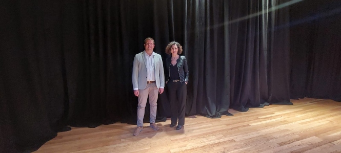 El alcalde y la concejala de Cultura de Monachil visitan el renovado auditorio de la Casa de la Cultura (AYTO. MONACHIL) 