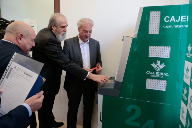 Nuevo cajero en Los Mondragones (JAVIER ALGARRA / AYUNTAMIENTO)