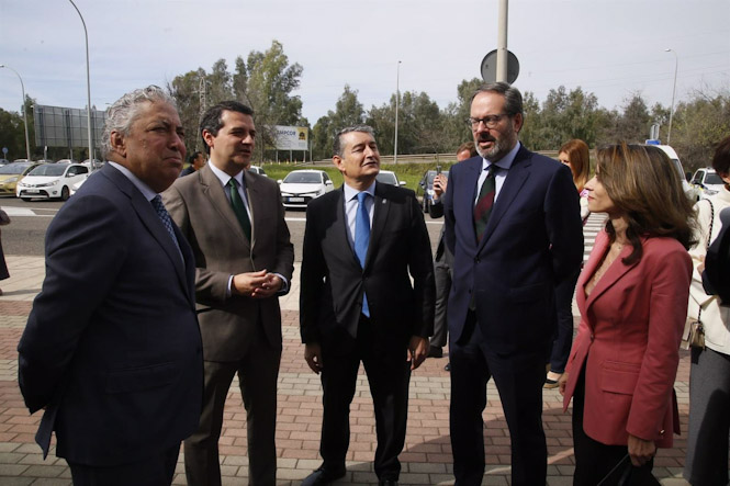 Sanz (centro), con cargos públicos del Ayuntamiento y la Junta en Córdoba (RAFAEL MADERO/EUROPA PRESS)