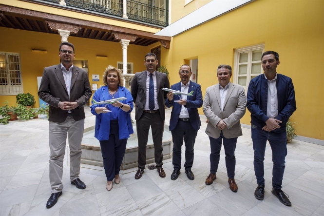 Foto de familia de la presentación de las nuevas rutas aéreas con Binter en Granada (ÁLEX CÁMARA-EUROPA PRESS)