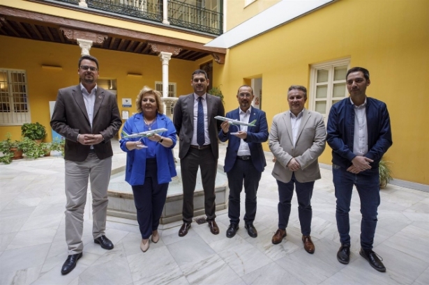 Foto de familia de la presentación de las nuevas rutas aéreas con Binter en Granada (ÁLEX CÁMARA-EUROPA PRESS)