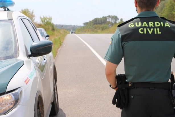 Un agente de la Guardia Civil junto a un coche, en una imagen de archivo (GUARDIA CIVIL) Un agente de la Guardia Civil junto a un coche, en una imagen de archivo (GUARDIA CIVIL)
