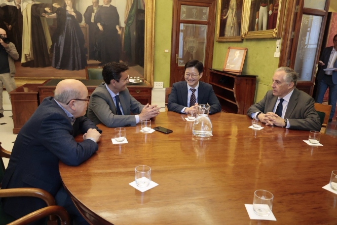El alcalde de Granada, Francisco Cuenca, se reúne con el consejero delegado de la multinacional, Hyunsoo Park, y otros directivos de la multinacional coreana (AYTO.DE GRANADA) 