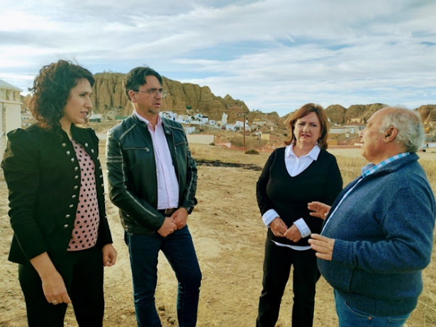 Visita a la barriada de Las cuevas (IU GUADIX)