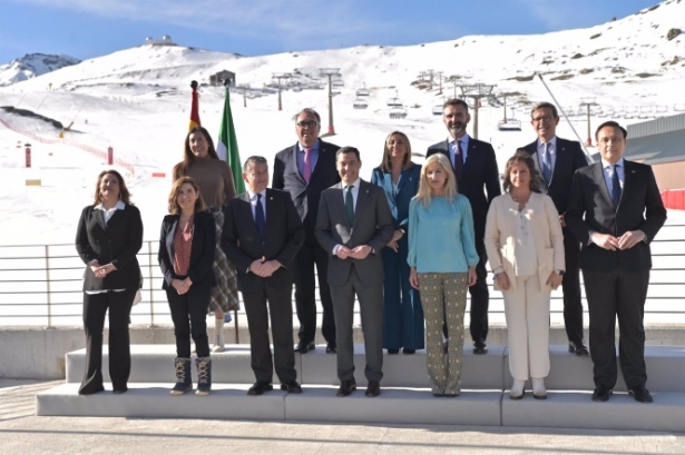 El presidente de la Junta de Andalucía, Juanma Moreno, (c) preside la foto de familia del Consejo de Gobierno de la Junta de Andalucía en Sierra Nevada (ÁLEX CÁMARA - EUROPA PRESS) 