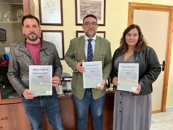 El portavoz de Ahora Vegas, el alcalde y la concejala de Hacienda presentan los presupuestos municipales (AYTO. VEGAS DEL GENIL) 
