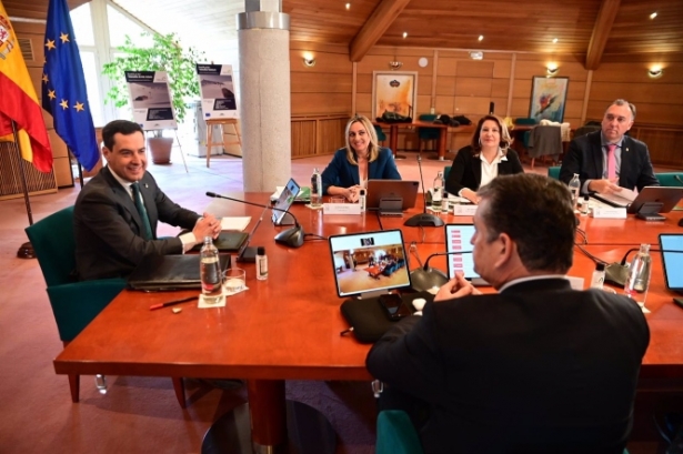 El presidente de la Junta de Andalucía, Juanma Moreno, (c) preside la reunión durante el Consejo de Gobierno de la Junta de Andalucía en Sierra Nevada (ÁLEX CÁMARA - EUROPA PRESS) 