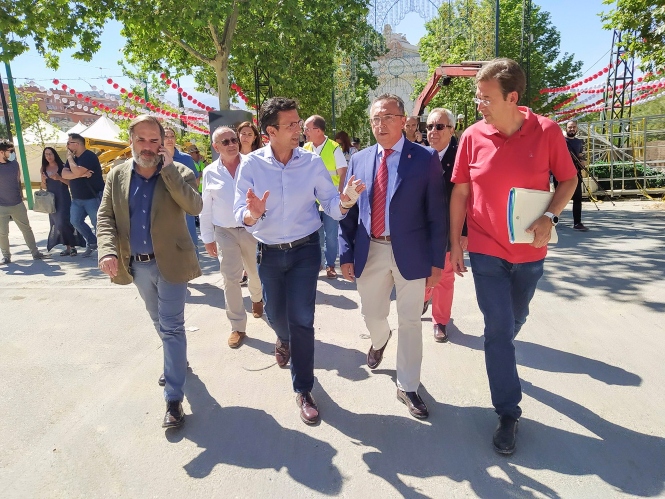 Francisco Cuenca, segundo por la izquierda en primer término, en el ferial de Almanjáyar, en imagen de archivo (AYUNTAMIENTO)