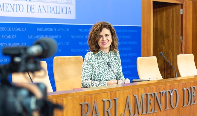 La portavoz adjunta de Por Andalucía, Esperanza Gómez, en rueda de prensa en el Parlamento (POR ANDALUCÍA)