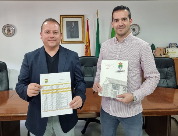 el alcalde y el concejal de Hacienda de Cúllar Vega presentan los presupuestos municipales de 2023 (AYTO. CÚLLAR VEGA)