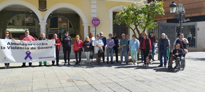 Almuñecar se concentra contra la violencia de género (AYTO. ALMUÑÉCAR)