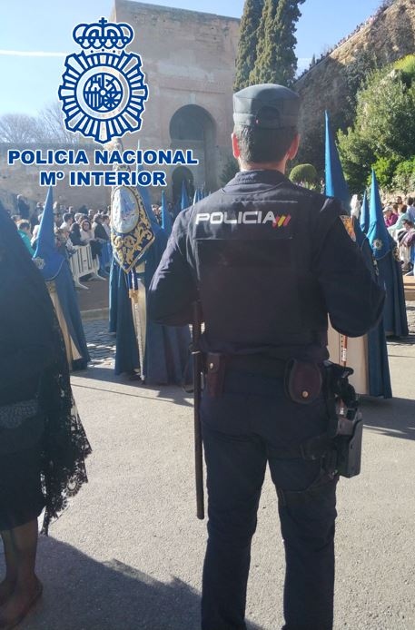 Agente de la Policia Nacional en una procesión (POLICÍA NACIONAL)