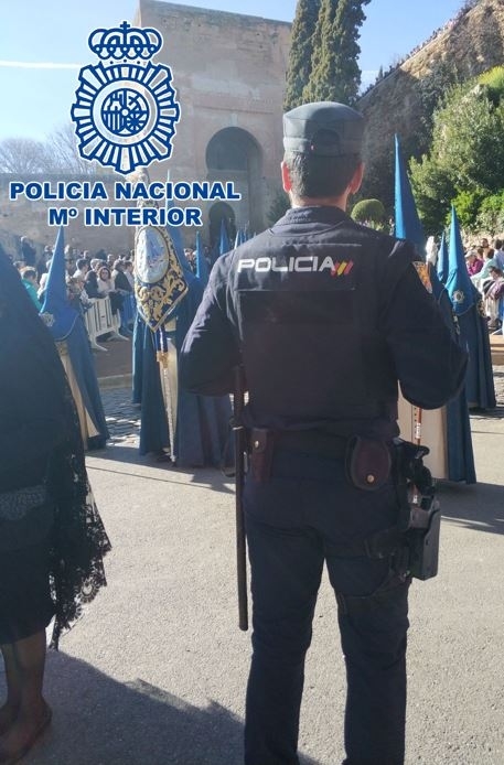 Agente de la Policia Nacional en una procesión (POLICÍA NACIONAL)