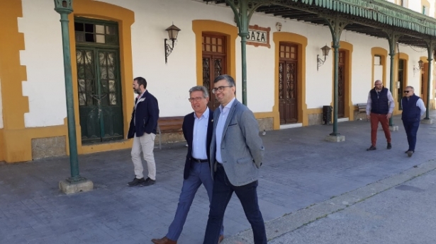 Imagen de la visita a la estación de ferrocarril de Baza 8JUNTA)