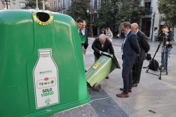 Presentación de los nuevos contenedores (JAVIER ALGARRA / AYUNTAMIENTO) 