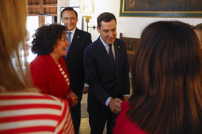 El presidente de la Junta de Andalucía, Juanma Moreno, la rectora de la Universidad de Granada, Pilar Aranda, y el consejero José Carlos Gómez Villa mandos (ÁLEX CÁMARA - EUROPA PRESS) 