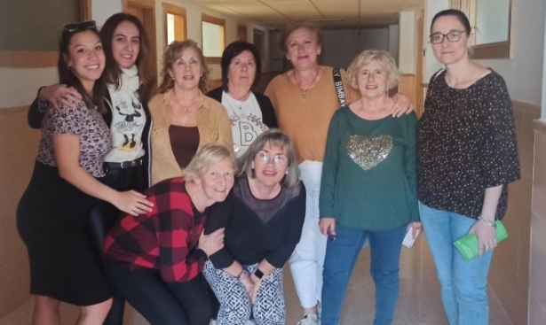 Imagen de la reunión con la AECC (IU)