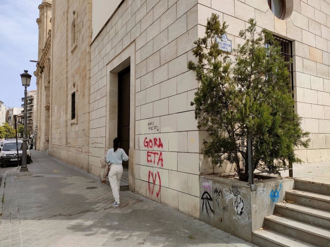 Pintada en la Plaza Luis Portero, al mediodía de este martes (EUROPA PRESS) 