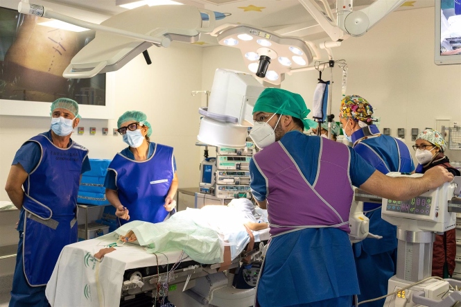 El Hospital Virgen de las Nieves corrige una malformación de columna congénita severa de niño de tres años (JUNTA DE ANDALUCÍA) 