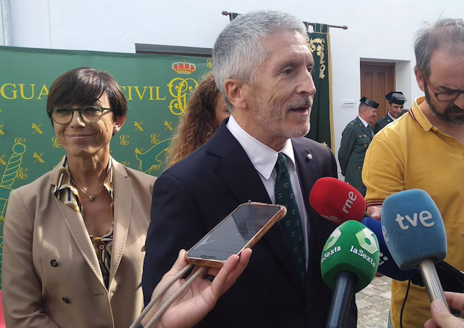 El ministro del Interior, Fernando Grande-Marlaska, hace declaraciones a los medios junto a la directora general de la Guardia Civil, María Gámez (EUROPA PRESS)
